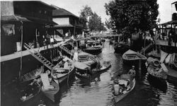 1920년경 폰티아낙 운하의 부두를 따라 정박한 배들