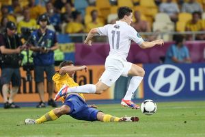 나스리가 스웨덴 수비수를 제치고 유로 2012에서 드리블하고 있다.