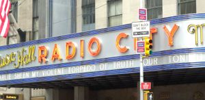 뉴욕시 라디오 시티 뮤जिक 홀의 광고판에 있는 쉰의 "나의 폭력적인 진실의 어뢰/패배는 선택 사항이 아니다" 투어