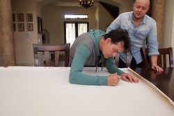 2015년 초상화에 서명하는 쉰