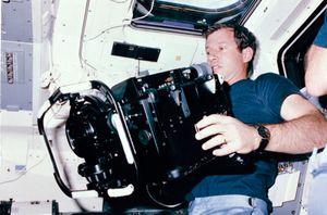 kg}}의 IMAX 카메라를 들고 있다.