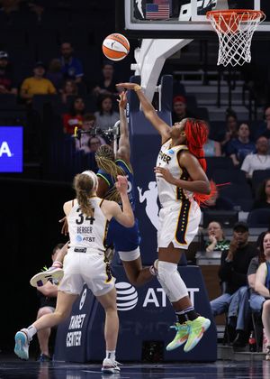 두 명의 인디애나 피버 선수들이 미네소타 링크스 선수들 틈에서 공을 잡으려 하고 있다