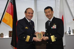 독일 해군 준장과 자위대 해장보