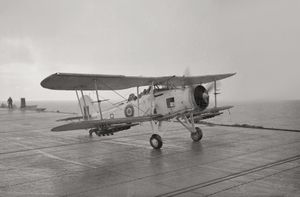 1943년 영국 해군 페어리 소드피시가 HMS Tracker에서 이륙하는 모습