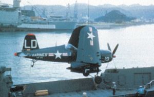 1950년 일본 요코스카에서 F4U-5 Corsair가 선상으로 올려지고 있다.
