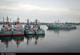 반다르 아바스 해군 기지에 계류된 바람, 파르빈, 마한 및 아자디 앞에서 항해하는 코나락