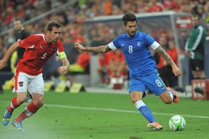 2013년 8월 친선 경기에서 오스트리아의 크리스티안 푹스를 상대로 활약하는 코네