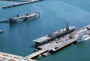 스페인 해군 항공모함 데달로 (R01)가 1976년 로타 해군 기지의 부두에 정박해 있다.