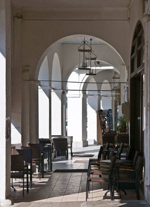 필로스 시내 중심 광장인 세 명의 제독 광장을 둘러싼 건물 아케이드의 갤러리