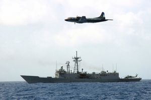 미국 유도 미사일 호위함과 아르헨티나 해상 초계기가 파나마에서 합동 작전을 수행하고 있다.