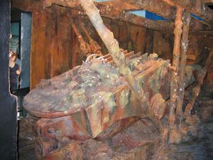 포탑이 위로 끌어올려져 표면을 뚫고 나오는 사진