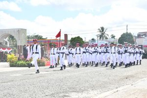 인도네시아 해군 사열에 참여한 해군, 오른쪽에서 볼 수 있는 최근의 선원 모자 스타일