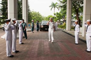 인도네시아 해군 신병들이 2021년 이전에 "딕시 컵" 스타일의 선원 모자를 쓰고 있는 모습