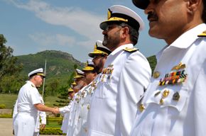 해군 고위 군 지휘부가 미국 해군 작전 참모장 게리 루그헤드 제독과 이슬라마바드 해군 본부에서 만나고 있다.