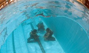 해군 SSG가 2011년 미국 해군의 파트너인 네이비 씰과 함께 병력 보호 및 수중 특수 부대 훈련을 수행하고 있다.