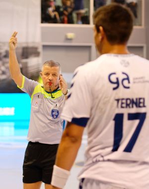 2분간의 퇴장을 주는 핸드볼 심판