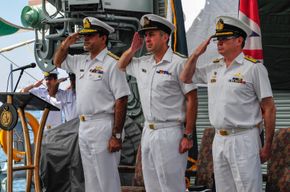 준장 아시프 칼리크(왼쪽) 제독이 RN의 키스 블런트 제독(가운데)과 RNZN의 대릴 베이츠 제독(오른쪽)에게 경례하고 있다.