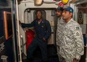 미 해군과 파키스탄 해군 수병들의 연합 훈련 모습