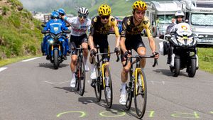 2023년 투르 드 프랑스에서 요나스 빈게고르를 지원하는 세프 쿠스