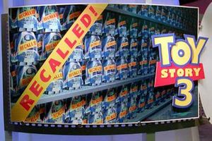 서클 세븐 애니메이션의 토이 스토리 3 홍보 이미지, 2005년 시그라프(Siggraph)에서 제품 리콜된 버즈 라이트이어의 줄거리를 보여준다.