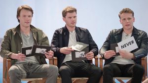 왼쪽부터: 휴 스키너, 제러미 어바인, 조쉬 딜런, 2018년 MTV 인터내셔널에서