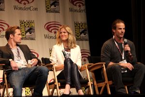 알렉산더 스카스가드, 브룩클린 데커, 피터 버그가 2012년 원더콘에서 영화를 홍보하고 있다.