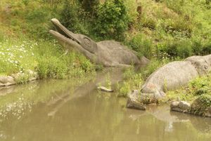 크리스탈 팰리스 공원에 있는 역사적으로 중요한 I. communis 조각상(왼쪽)