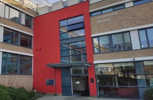 University House는 대학의 대부분의 행정 부서가 위치해 있다.