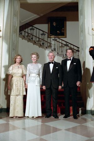 로널드 레이건 부부와 함께 한 슐뤼테르와 당시 배우자 리스베트 여사 (1985년 9월 10일)