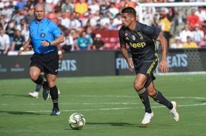 2018년 유벤투스에서 뛰는 칸셀루(오른쪽)