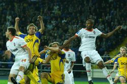 2009년 9월 샤흐타르와 메탈리스트 선수 간의 공중 경합. 페르난지뉴와 마르코 데비치의 모습도 보인다.