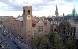 왼쪽은 Beurs van Berlage(구 암스테르담 증권 거래소), 오른쪽은 Beursplein 5(유로넥스트 암스테르담)
