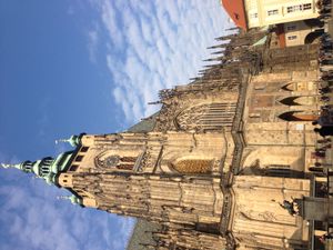 첨탑을 포함한 남쪽 문과 탑