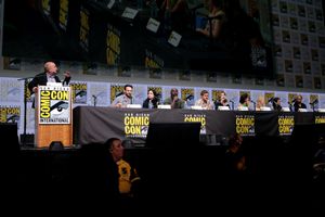 2017년 샌디에고 코믹콘에서 열린 디펜더스 출연진 및 제작진. 왼쪽부터: 총괄 프로듀서 제프 로브, 출연 배우 찰리 콕스, 크리스틴 리터, 마이크 콜터, 핀 존스, 시거니 위버, 엘로디 영, 데보라 앤 울, 제시카 헨윅, 그리고 쇼러너 마르코 라미레즈.