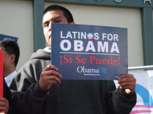 2008년 버락 오바마 대통령 선거 운동원이 "Sí se puede" 플래카드를 들고 있다. 이 슬로건은 1970년대 초 차베스의 UFW에 의해 처음 개발되었다.