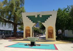 주디 바카의 존엄, 평등, 정의의 아치는 차베스에게 헌정되었으며, 산호세 주립 대학교의 세사르 차베스 광장에 위치해 있다.