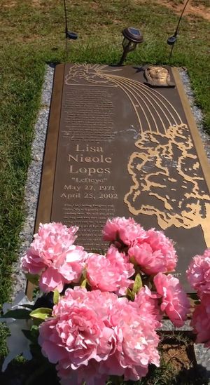 힐란데일 메모리얼 가든에 있는 로페스의 묘