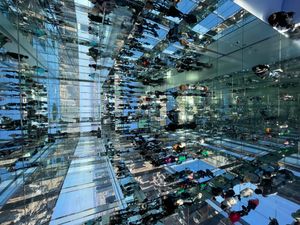 원 밴더빌트의 전망대 일부는 거울과 창문으로 덮여 있다.