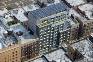 뉴욕 브롱크스의 파고라와 태양광 패널이 있는 아파트