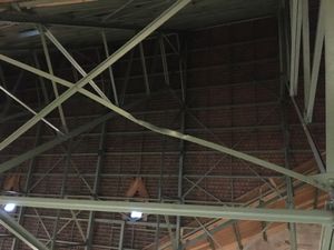 제2차 세계 대전 당시 미폭발 폭탄이 성가대석 위의 철 구조물을 변형시켰다.