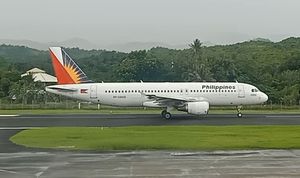 활주로에 있는 PAL 익스프레스의 에어버스 A320. PAL 익스프레스는 A320 항공편을 공항에 처음 취항한 항공사였다.