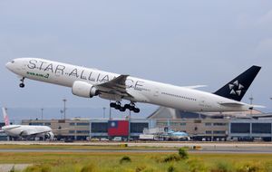 스타 얼라이언스 도장을 한 에바 항공 보잉 777-300ER