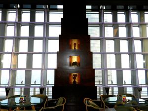 진마오 타워 87층에 위치한 클라우드 9 바의 내부