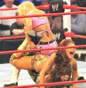 2011년 로열 럼블에서 이브 토레스와 레이라에게 더블 샤프슈터를 사용하는 나탈리아