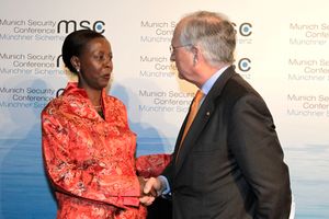 무시키와보와 독일 외교관 볼프강 이싱어 (2014년 제50차 뮌헨 안보 회의)