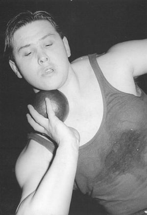 이르지 스코블라가 포환을 목 근처에 유지하는 올바른 기술을 보여주고 있다.