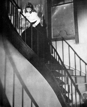 도로시 맥과이어 주연의 나선 계단