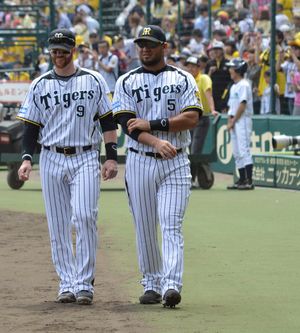 맷 머튼(Matt Murton, 왼쪽)과 마우로 고메스(Mauro Gómez)가 각각 2타점과 3타점을 기록하며, 타이거즈의 1차전 승리에 기여했다.