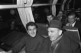 1966년 네덜란드에서 버스를 탄 FC 세르베트 수비수 장-클로드 신델홀츠와 벨라 구트만 감독