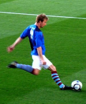 웨이드 엘리엇이 경기 시작 전 칩 크로스를 연습하고 있다